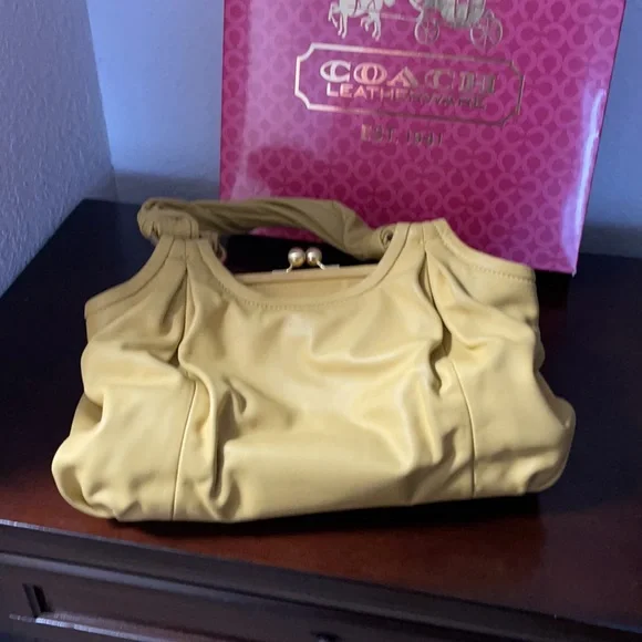 Vintage yellow coach bags with kiss lock - Picture 3 of 6